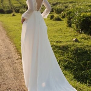 vestido de novia con cola manga larga escote espalda